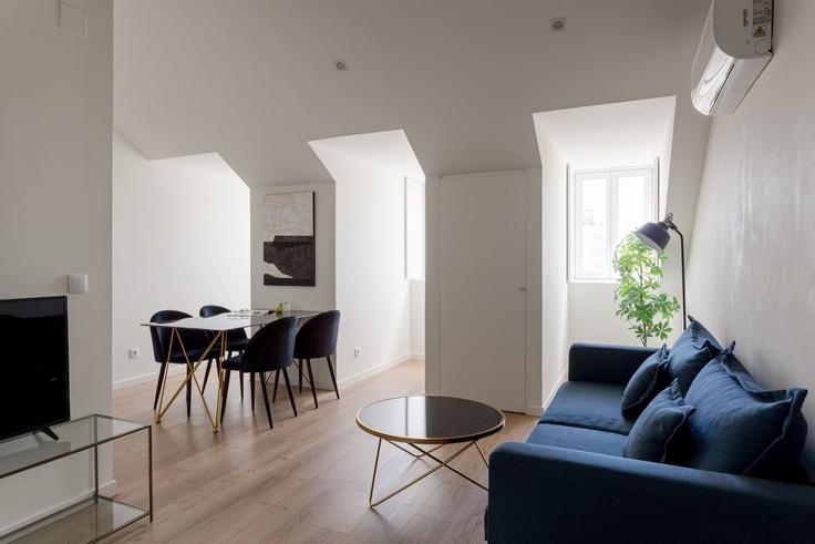 Elegante sala de estar con mobiliario moderno en un apartamento en Building Rua Eduardo Bairrada - propr - 1298253 - LIS en Ajuda, Lisbon Elegante sala de estar con mobiliario moderno en un apartamento en Building Rua Eduardo Bairrada - propr - 1298253 - LIS en Ajuda, Lisbon