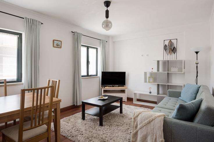 Elegant gestaltetes Wohnzimmer mit moderner Einrichtung in einer Wohnung im Building Rua Cidade de Nova Lisboa - propr - 1622455 in Olivais, Lisbon Elegant gestaltetes Wohnzimmer mit moderner Einrichtung in einer Wohnung im Building Rua Cidade de Nova Lisboa - propr - 1622455 in Olivais, Lisbon