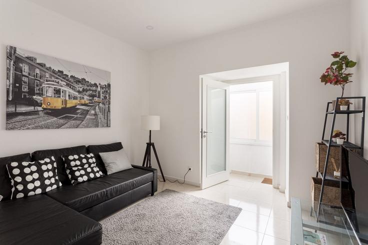 Elegant gestaltetes Wohnzimmer mit moderner Einrichtung in einer Wohnung im Building Rua Rodrigues - propr - 1501158 in São Vicente, Lisbon