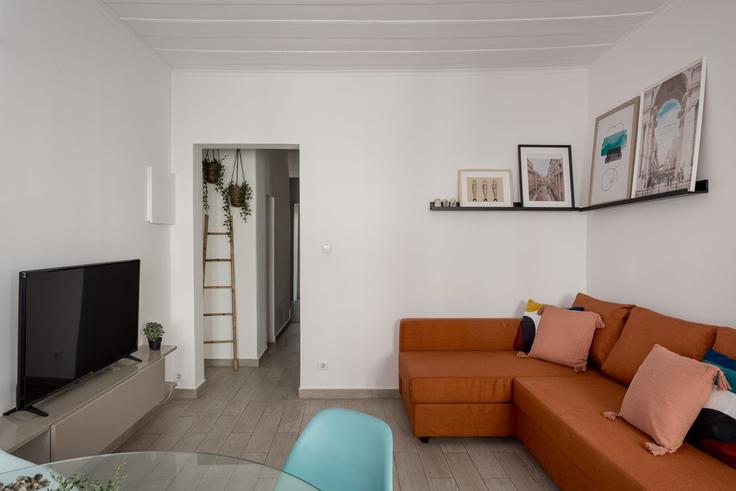 Sala de estar elegantemente projetada com móveis modernos em um apartamento no Building Rua Manuel Bernardes - propr - 1388424 em Misericórdia, Lisbon