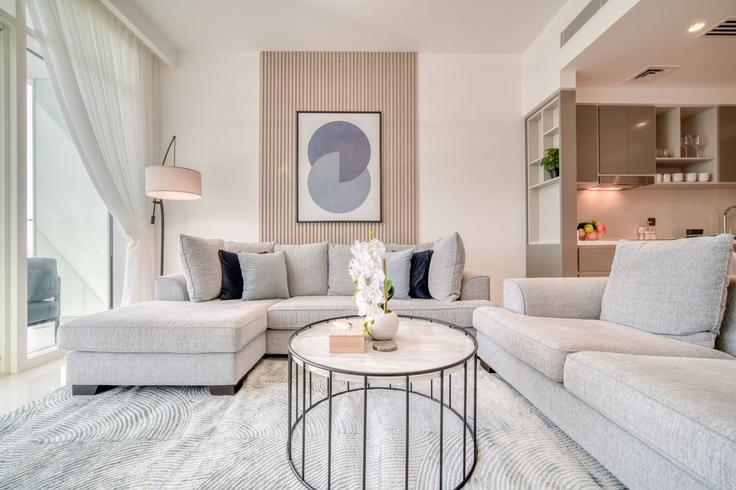 Elegant gestaltetes Wohnzimmer mit moderner Einrichtung in einer Wohnung im Building Tariaq Bedon Esm - propr - 1297547 - DXB in Marsa Dubai, Dubai