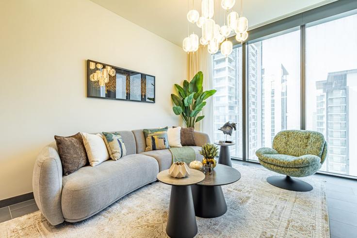 Building Tariaq Bedon Esm - propr - 1460770 adresindeki bir dairede modern mobilyalarla zarif bir şekilde tasarlanmış oturma odası Nad Al Sheba, Dubai Building Tariaq Bedon Esm - propr - 1460770 adresindeki bir dairede modern mobilyalarla zarif bir şekilde tasarlanmış oturma odası Nad Al Sheba, Dubai