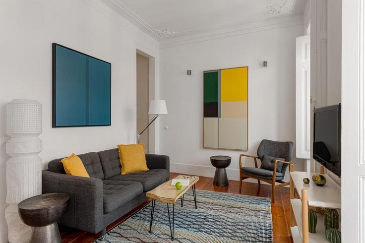 Lisbon MisericórdiaのBuilding Rua do Diário de Notícias - propr - 1344941のアパートメントにある、モダンな家具を備えたエレガントなデザインのリビングルーム