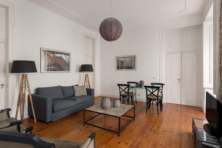 Sala de estar elegantemente projetada com móveis modernos em um apartamento no Building Praça Dom Luís I - propr - 1344937 em Misericórdia, Lisbon