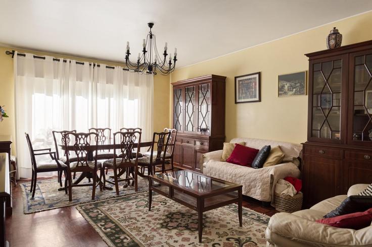 Lisbon LumiarのBuilding Rua Professor Barbosa Sueiro - propr - 1344943のアパートメントにある、モダンな家具を備えたエレガントなデザインのリビングルーム