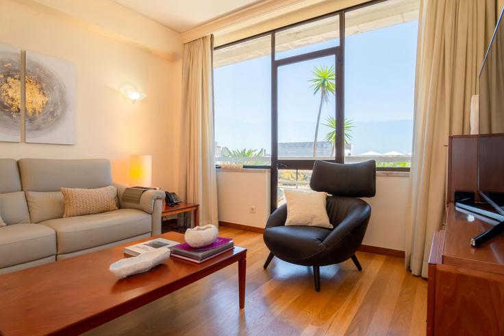 Salle de séjour élégante avec mobilier moderne dans un appartement à Building Rua Castilho - propr - 1344942 à Santo António, Lisbon