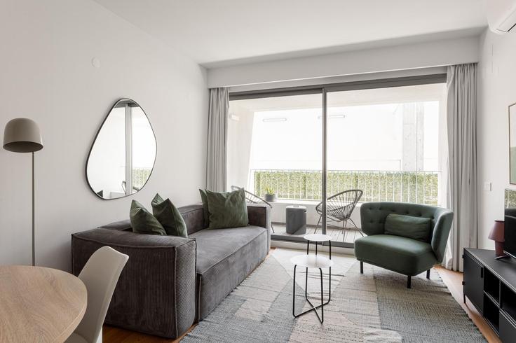 Sala de estar elegantemente projetada com móveis modernos em um apartamento no Building Avenida Casal Ribeiro - propr - 1344952 em Arroios, Lisbon Sala de estar elegantemente projetada com móveis modernos em um apartamento no Building Avenida Casal Ribeiro - propr - 1344952 em Arroios, Lisbon