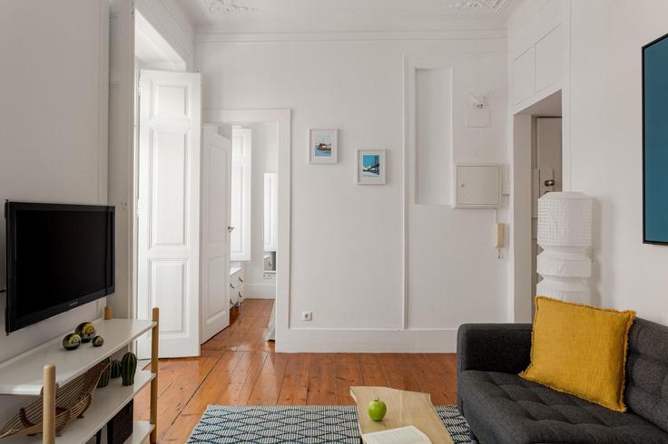 Elegante sala de estar con mobiliario moderno en un apartamento en Building Rua do Diário de Notícias - propr - 1344941 en Misericórdia, Lisbon