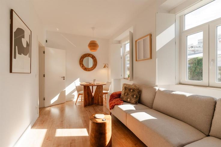 Lisbon ArroiosのBuilding Rua Antero de Quental - propr - 1344935のアパートメントにある、モダンな家具を備えたエレガントなデザインのリビングルーム