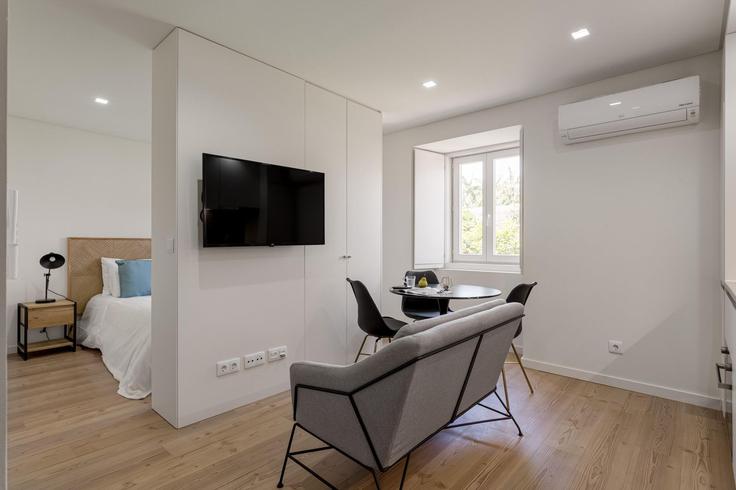 Elegant gestaltetes Wohnzimmer mit moderner Einrichtung in einer Wohnung im Building Rua Eduardo Bairrada - propr - 1298256 - LIS in Ajuda, Lisbon