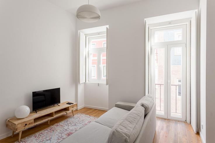 Elegant gestaltetes Wohnzimmer mit moderner Einrichtung in einer Wohnung im Building Calçada Santo Amaro - propr - 1298259 - LIS in Alcântara, Lisbon