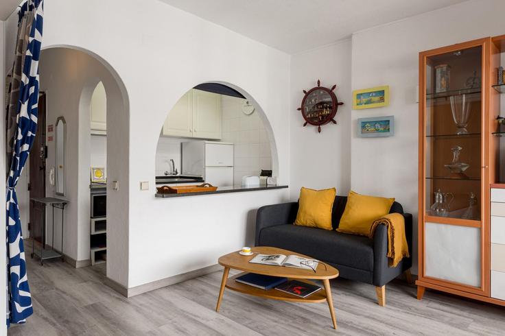 Salle de séjour élégante avec mobilier moderne dans un appartement à Building Praça Padre Manuel Bernardes - propr - 1344944 à Costa da Caparica, Costa da Caparica Salle de séjour élégante avec mobilier moderne dans un appartement à Building Praça Padre Manuel Bernardes - propr - 1344944 à Costa da Caparica, Costa da Caparica