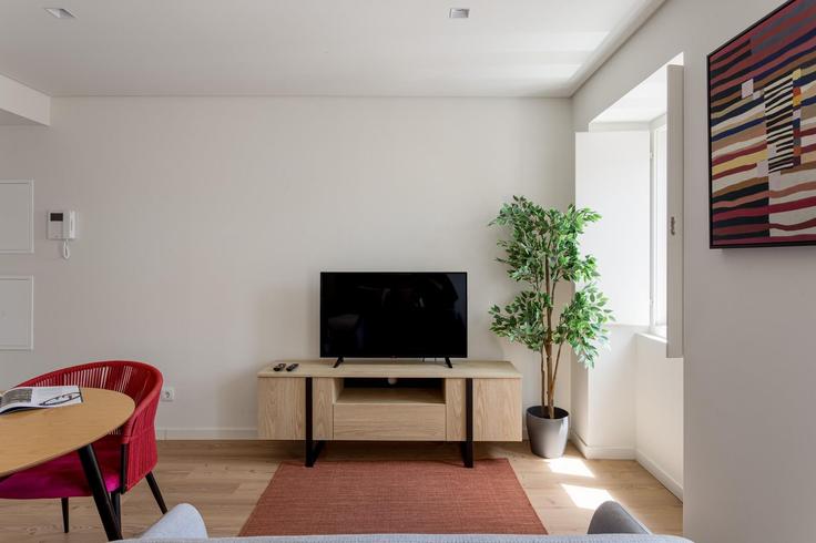 Elegante sala de estar con mobiliario moderno en un apartamento en Building Rua Eduardo Bairrada - propr - 1298263 - LIS en Ajuda, Lisbon Elegante sala de estar con mobiliario moderno en un apartamento en Building Rua Eduardo Bairrada - propr - 1298263 - LIS en Ajuda, Lisbon