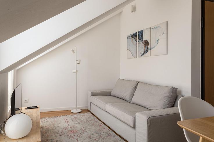 Elegant gestaltetes Wohnzimmer mit moderner Einrichtung in einer Wohnung im Building Calçada Santo Amaro - propr - 1298258 - LIS in Alcântara, Lisbon