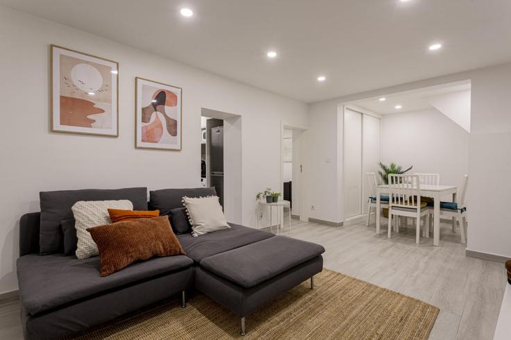 Elegante sala de estar con mobiliario moderno en un apartamento en Building Rua dos Remédios - propr - 1344932 en Santa Maria Maior, Lisbon