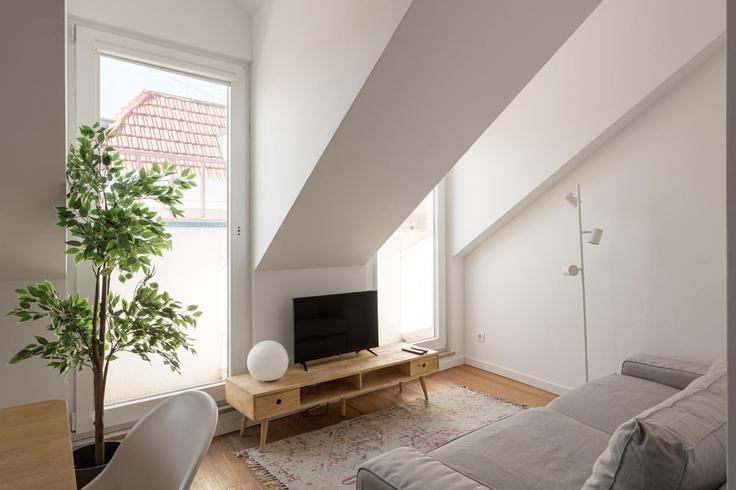 Elegant gestaltetes Wohnzimmer mit moderner Einrichtung in einer Wohnung im Building Calçada Santo Amaro - propr - 1298258 - LIS in Alcântara, Lisbon