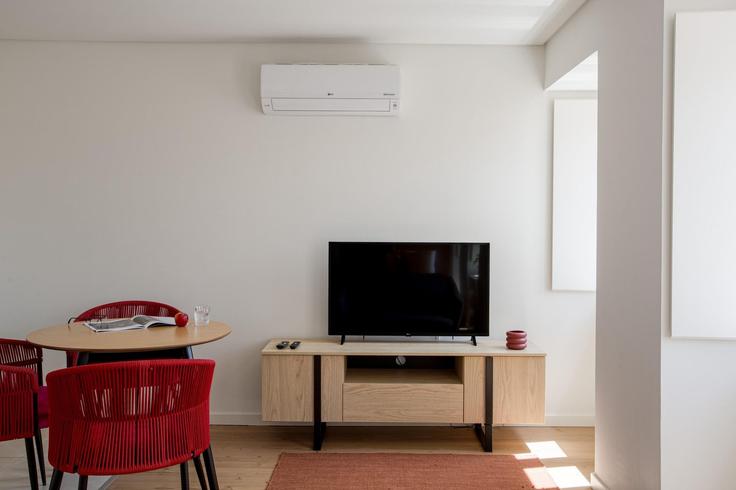 Elegant gestaltetes Wohnzimmer mit moderner Einrichtung in einer Wohnung im Building Rua Eduardo Bairrada - propr - 1298254 - LIS in Ajuda, Lisbon