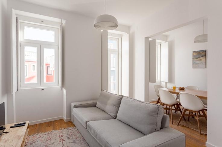 Elegant gestaltetes Wohnzimmer mit moderner Einrichtung in einer Wohnung im Building Calçada Santo Amaro - propr - 1298257 - LIS in Alcântara, Lisbon