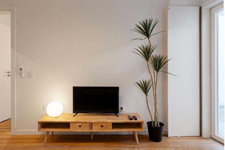 Elegant gestaltetes Wohnzimmer mit moderner Einrichtung in einer Wohnung im Building Calçada Santo Amaro - propr - 1298260 - LIS in Alcântara, Lisbon