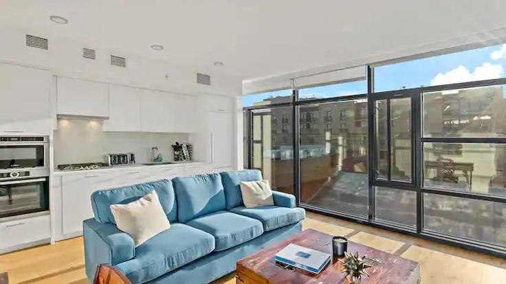 Salle de séjour élégante avec mobilier moderne dans un appartement à Building 6th Street Northwest - pure-voyage - 1395361 à Washington, Washington