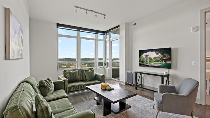 Salle de séjour élégante avec mobilier moderne dans un appartement à Building Spring Gate Drive - pure-voyage - 1395460 à McLean, McLean