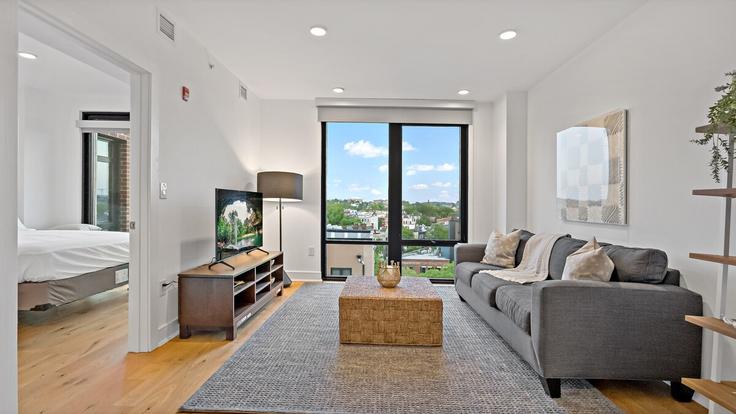 Washington, Washington에 위치한 Building 7th Street Northwest - pure-voyage - 1395394 유닛의 세련된 인테리어가 돋보이는 거실 Washington, Washington에 위치한 Building 7th Street Northwest - pure-voyage - 1395394 유닛의 세련된 인테리어가 돋보이는 거실