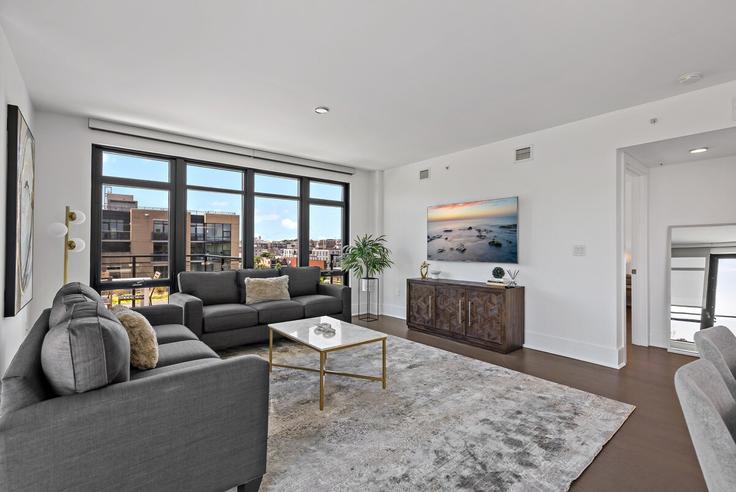 Washington, Washington에 위치한 Building 8th Street Northwest - pure-voyage - 1395440 유닛의 세련된 인테리어가 돋보이는 거실 Washington, Washington에 위치한 Building 8th Street Northwest - pure-voyage - 1395440 유닛의 세련된 인테리어가 돋보이는 거실