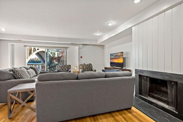 Elegant gestaltetes Wohnzimmer mit moderner Einrichtung in einer Wohnung im Building Water Street Northwest - pure-voyage - 1395461 in Washington, Washington