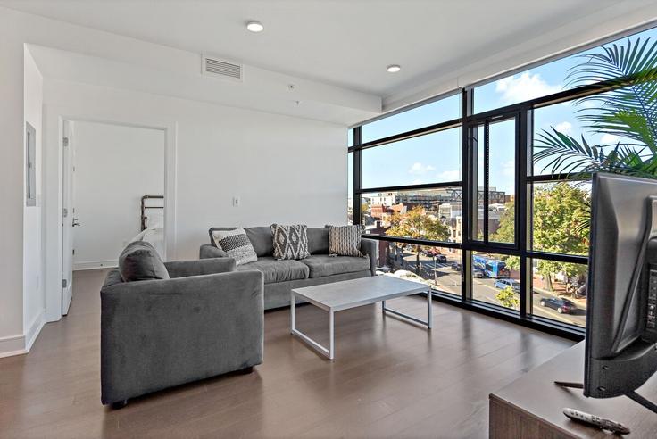 Washington, Washington에 위치한 Building T Street Northwest - pure-voyage - 1395470 유닛의 세련된 인테리어가 돋보이는 거실 Washington, Washington에 위치한 Building T Street Northwest - pure-voyage - 1395470 유닛의 세련된 인테리어가 돋보이는 거실