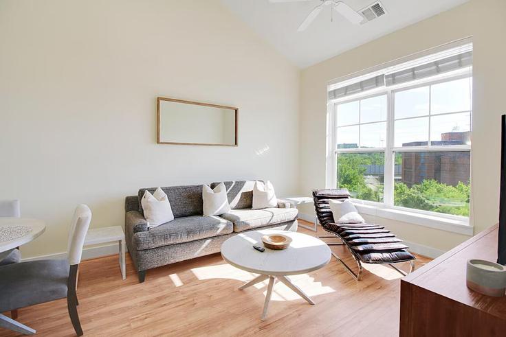 Elegant gestaltetes Wohnzimmer mit moderner Einrichtung in einer Wohnung im Building Usher Street - pure-voyage - 1395348 in Alexandria, Alexandria Elegant gestaltetes Wohnzimmer mit moderner Einrichtung in einer Wohnung im Building Usher Street - pure-voyage - 1395348 in Alexandria, Alexandria