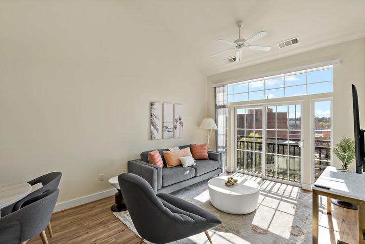 Elegant gestaltetes Wohnzimmer mit moderner Einrichtung in einer Wohnung im Building Mill Road - pure-voyage - 1395458 in Alexandria, Alexandria Elegant gestaltetes Wohnzimmer mit moderner Einrichtung in einer Wohnung im Building Mill Road - pure-voyage - 1395458 in Alexandria, Alexandria