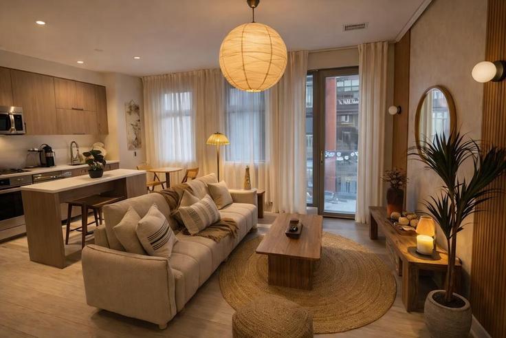 Sala de estar elegantemente projetada com móveis modernos em um apartamento no Building Wallach Place Northwest - pure-voyage - 1395351 em Washington, Washington Sala de estar elegantemente projetada com móveis modernos em um apartamento no Building Wallach Place Northwest - pure-voyage - 1395351 em Washington, Washington