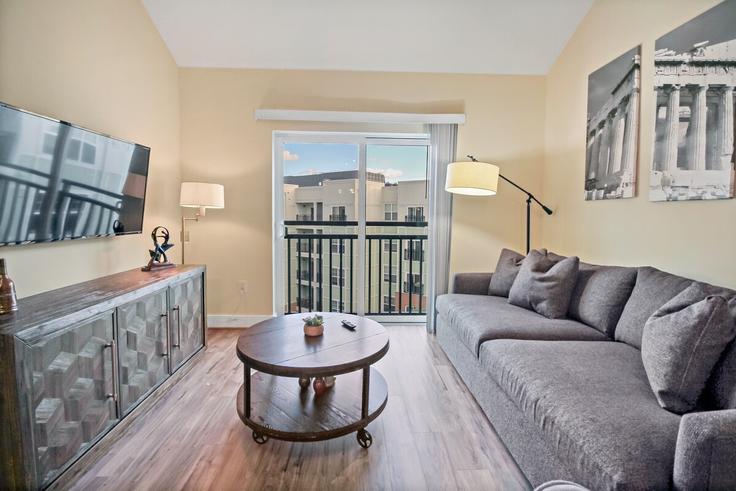 Elegant gestaltetes Wohnzimmer mit moderner Einrichtung in einer Wohnung im Building John Carlyle Street - pure-voyage - 1473418 in Alexandria, Alexandria Elegant gestaltetes Wohnzimmer mit moderner Einrichtung in einer Wohnung im Building John Carlyle Street - pure-voyage - 1473418 in Alexandria, Alexandria