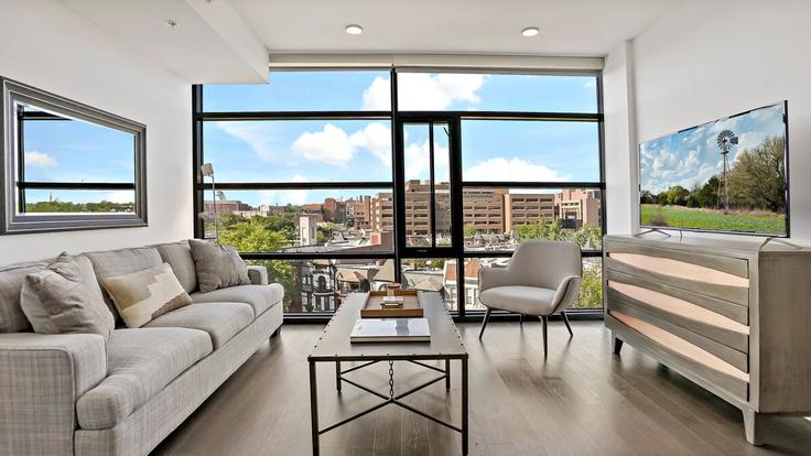 Washington, Washington에 위치한 Building Vermont Avenue Northwest - pure-voyage - 1395401 유닛의 세련된 인테리어가 돋보이는 거실 Washington, Washington에 위치한 Building Vermont Avenue Northwest - pure-voyage - 1395401 유닛의 세련된 인테리어가 돋보이는 거실