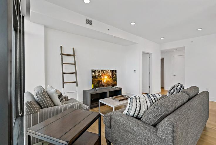 Salle de séjour élégante avec mobilier moderne dans un appartement à Building 7th Street Northwest - pure-voyage - 1395467 à Washington, Washington