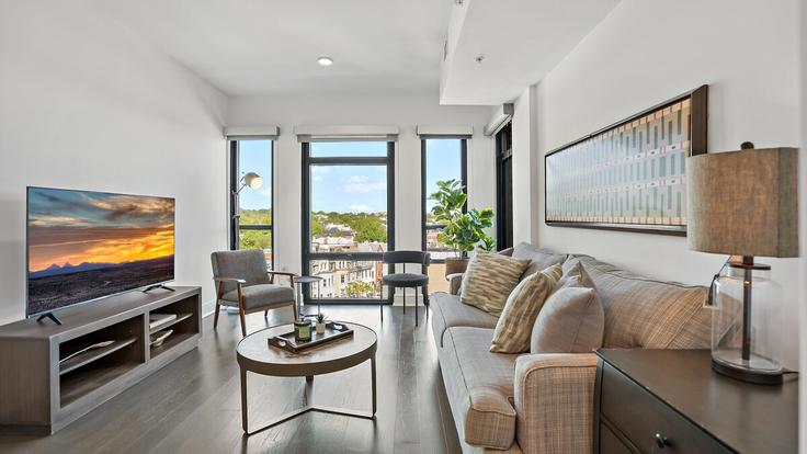 Elegant gestaltetes Wohnzimmer mit moderner Einrichtung in einer Wohnung im Building 6th Street Northwest - pure-voyage - 1395395 in Washington, Washington