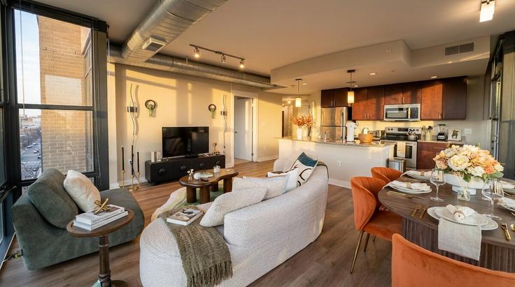 Elegant gestaltetes Wohnzimmer mit moderner Einrichtung in einer Wohnung im Building 9th Street Northwest - pure-voyage - 1404716 in Washington, Washington Elegant gestaltetes Wohnzimmer mit moderner Einrichtung in einer Wohnung im Building 9th Street Northwest - pure-voyage - 1404716 in Washington, Washington