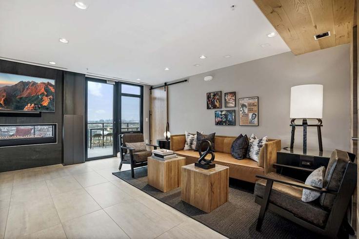 Salle de séjour élégante avec mobilier moderne dans un appartement à Building South Street Northwest - pure-voyage - 1395441 à Washington, Washington