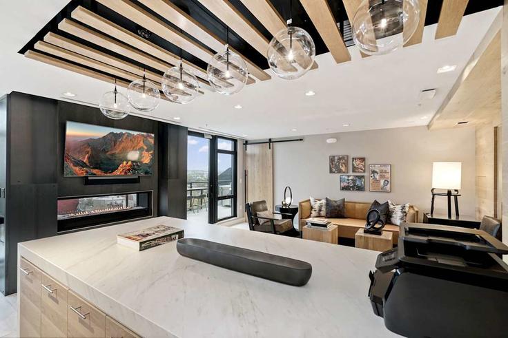 Elegant gestaltetes Wohnzimmer mit moderner Einrichtung in einer Wohnung im Building Vermont Avenue Northwest - pure-voyage - 1395401 in Washington, Washington