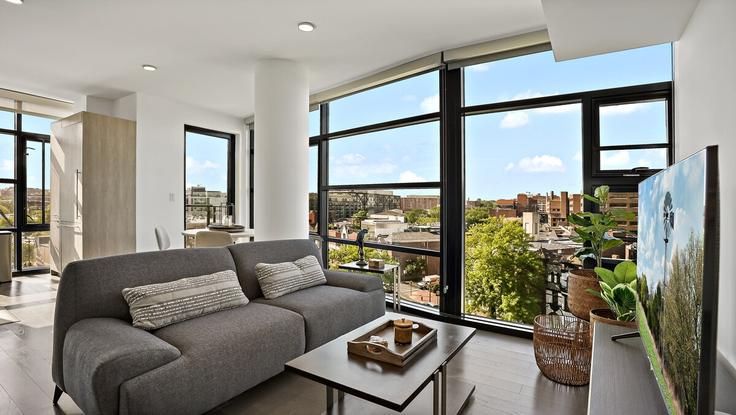 Salle de séjour élégante avec mobilier moderne dans un appartement à Building 6th Street Northwest - pure-voyage - 1395465 à Washington, Washington