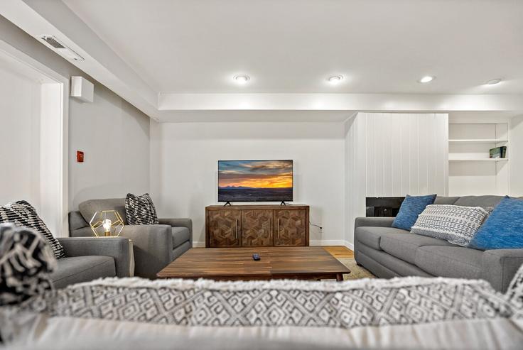 Washington, Washington에 위치한 Building Water Street Northwest - pure-voyage - 1395461 유닛의 세련된 인테리어가 돋보이는 거실 Washington, Washington에 위치한 Building Water Street Northwest - pure-voyage - 1395461 유닛의 세련된 인테리어가 돋보이는 거실