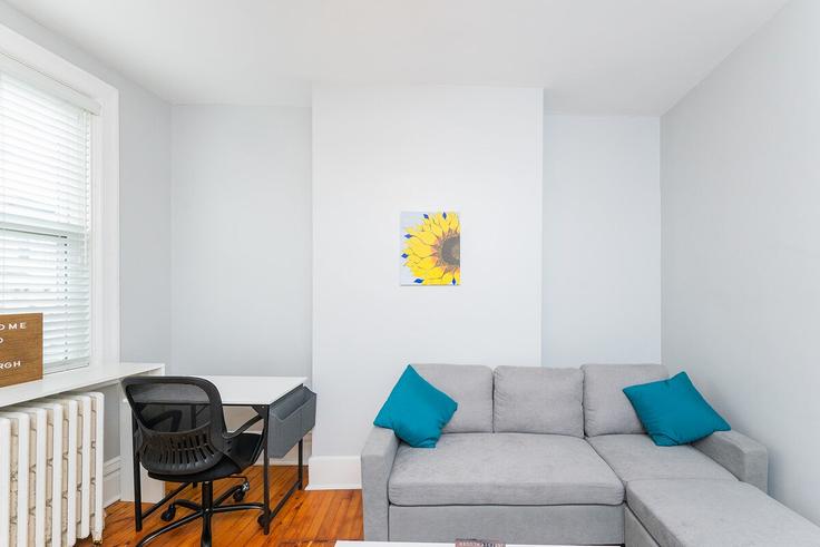 Sala de estar elegantemente projetada com móveis modernos em um apartamento no Building Holmes Street - purpose-realty-llc - 1254108 - USA em Pittsburgh, Pittsburgh Sala de estar elegantemente projetada com móveis modernos em um apartamento no Building Holmes Street - purpose-realty-llc - 1254108 - USA em Pittsburgh, Pittsburgh