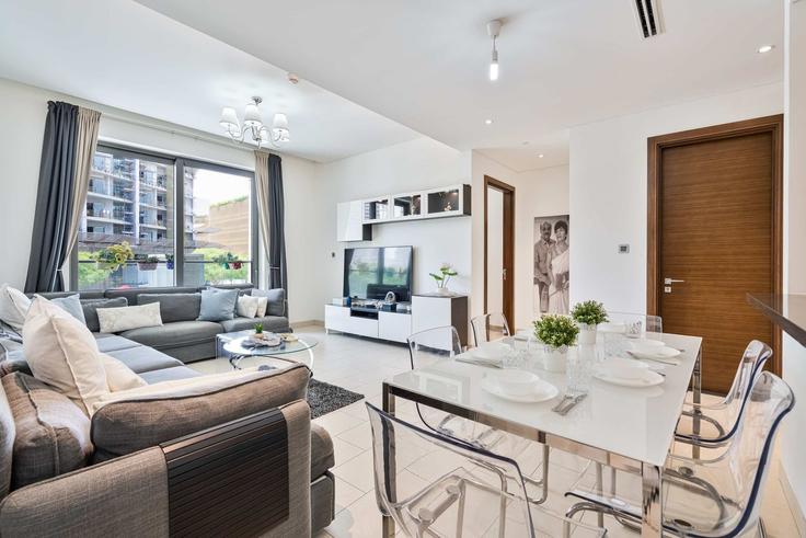 Dubai Nad Al ShebaのBuilding Tariaq Bedon Esm - pvh-vacation-homes - 1475843のアパートメントにある、モダンな家具を備えたエレガントなデザインのリビングルーム Dubai Nad Al ShebaのBuilding Tariaq Bedon Esm - pvh-vacation-homes - 1475843のアパートメントにある、モダンな家具を備えたエレガントなデザインのリビングルーム