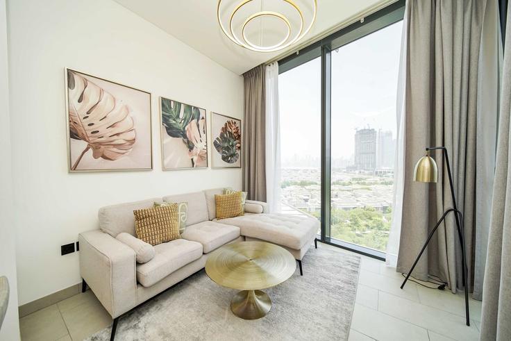 Elegant gestaltetes Wohnzimmer mit moderner Einrichtung in einer Wohnung im Building Tariaq Bedon Esm - pvh-vacation-homes - 1490064 in Nad Al Sheba, Dubai Elegant gestaltetes Wohnzimmer mit moderner Einrichtung in einer Wohnung im Building Tariaq Bedon Esm - pvh-vacation-homes - 1490064 in Nad Al Sheba, Dubai