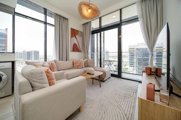 Nad Al Sheba, Dubai에 위치한 Building Tariaq Bedon Esm - pvh-vacation-homes - 1475844 유닛의 세련된 인테리어가 돋보이는 거실