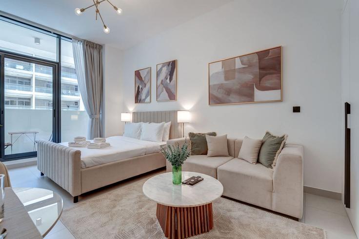 Elegant gestaltetes Wohnzimmer mit moderner Einrichtung in einer Wohnung im Building Yalayis Street/Jebel Ali-Al Hibab Road - pvh-vacation-homes - 1490070 in Jebel Ali Village, Dubai Elegant gestaltetes Wohnzimmer mit moderner Einrichtung in einer Wohnung im Building Yalayis Street/Jebel Ali-Al Hibab Road - pvh-vacation-homes - 1490070 in Jebel Ali Village, Dubai