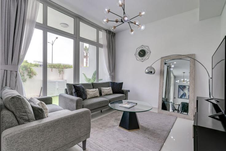 Elegant gestaltetes Wohnzimmer mit moderner Einrichtung in einer Wohnung im Building Albizia - pvh-vacation-homes - 1490065 in Madinat Hind 4, Dubai Elegant gestaltetes Wohnzimmer mit moderner Einrichtung in einer Wohnung im Building Albizia - pvh-vacation-homes - 1490065 in Madinat Hind 4, Dubai