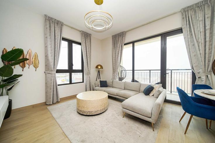 Jumeirah, Dubai에 위치한 Building Tariaq Bedon Esm - pvh-vacation-homes - 1475848 유닛의 세련된 인테리어가 돋보이는 거실