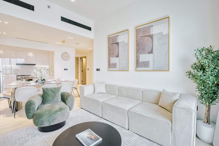 Elegant gestaltetes Wohnzimmer mit moderner Einrichtung in einer Wohnung im Building Al Khail Road - pvh-vacation-homes - 1490114 in Jumeirah Village, Dubai