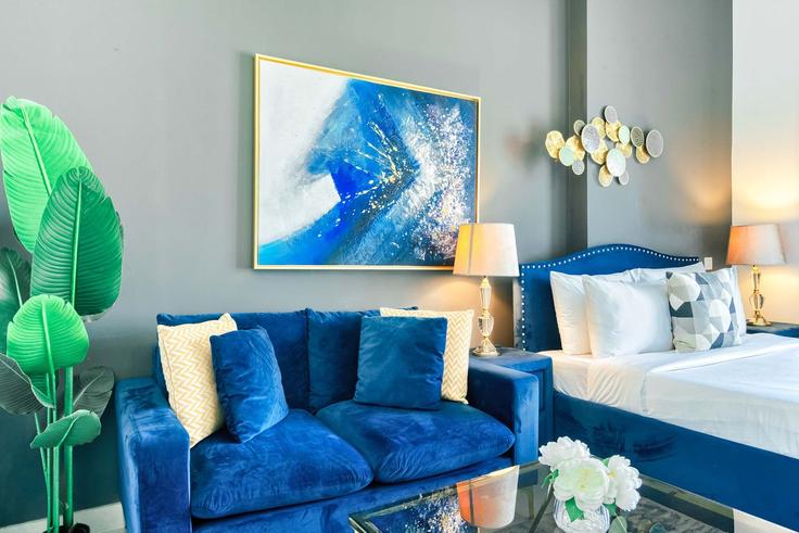 Elegant gestaltetes Wohnzimmer mit moderner Einrichtung in einer Wohnung im Building Tariaq Bedon Esm - pvh-vacation-homes - 1490069 in Al Barsha, Dubai